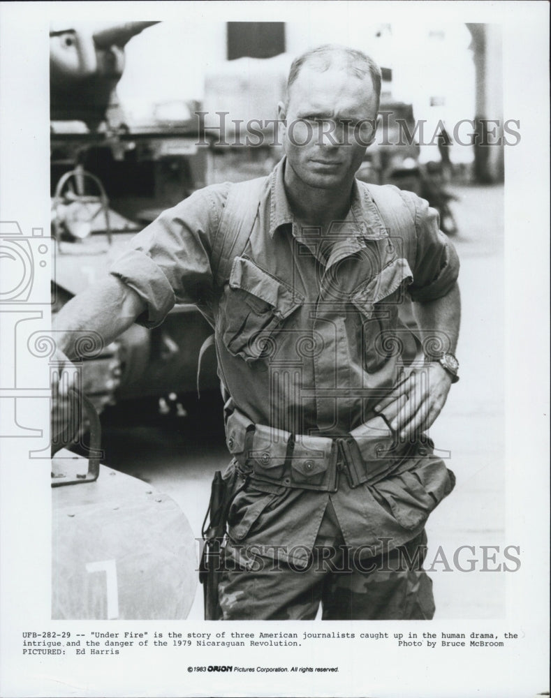 1984 Press Photo Under Fire Film Actor Ed Harris Military Uniform Scene - Historic Images