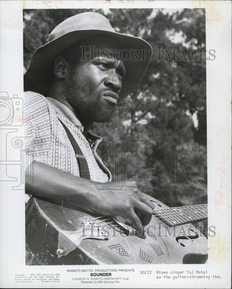 1973 Taj Mahal Strums Guitar In &quot;Sounder&quot; As Ike - Historic Images