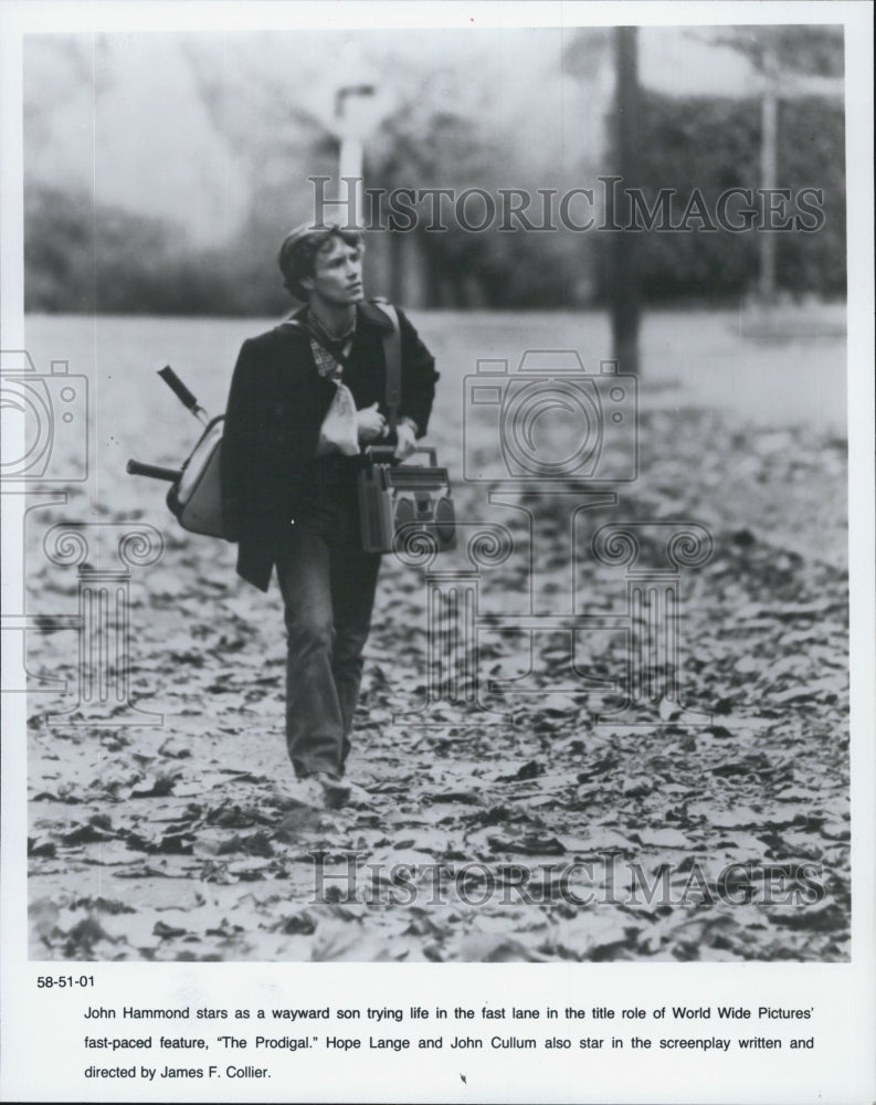 1984 Press Photo The Prodigal Film Actor John Hammond Walking With Radio Scene - Historic Images