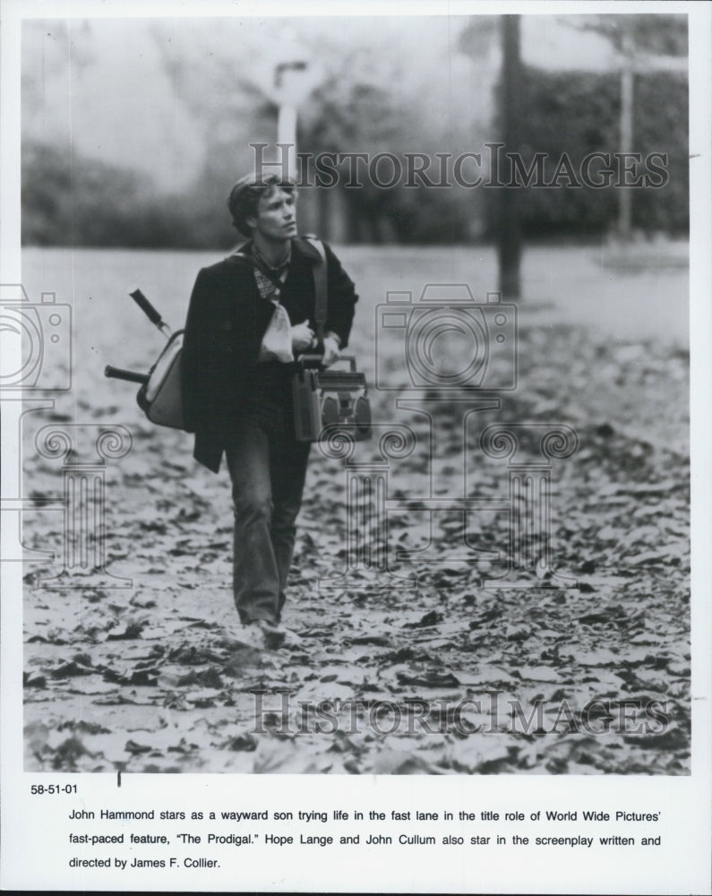 1984 Press Photo The Prodigal Film Actor John Hammond Walking Fall Leaves Scene - Historic Images