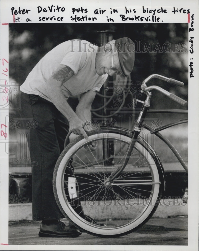 1985 Press Photo Peter DeVito Pumping Up Bike Tire St Petersburg - Historic Images