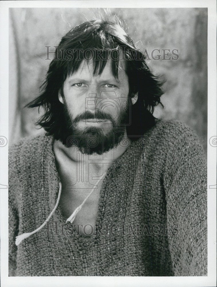 1981 Press Photo Man With Hemp Shirt - Historic Images