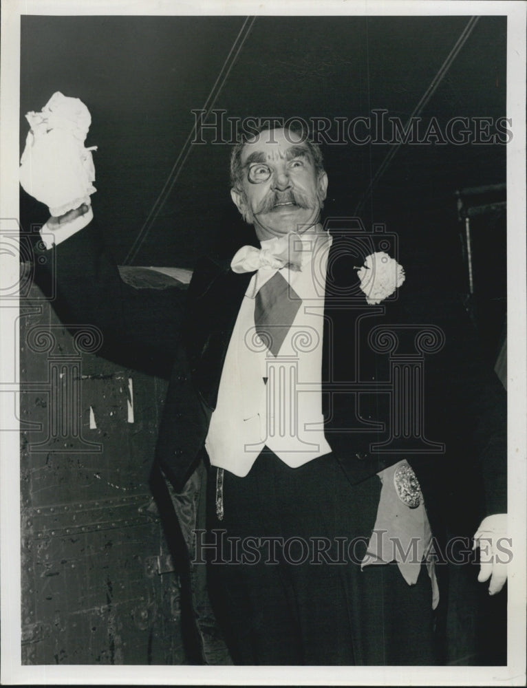Press Photo Actor Joseph MacCauley As Pompous Character - Historic Images