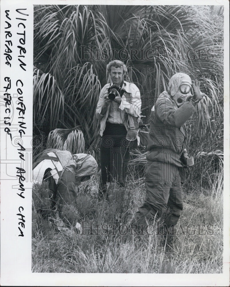 1981 Press Photo Photographer Fred Victorin covers Army chemical warfare drill - Historic Images