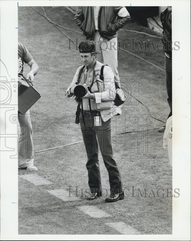 1984 Press Photo Photographer Fred Victorin at Superbowl - Historic Images