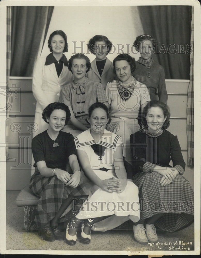 Press Photo Portrait of Family. Festival of the State - Historic Images