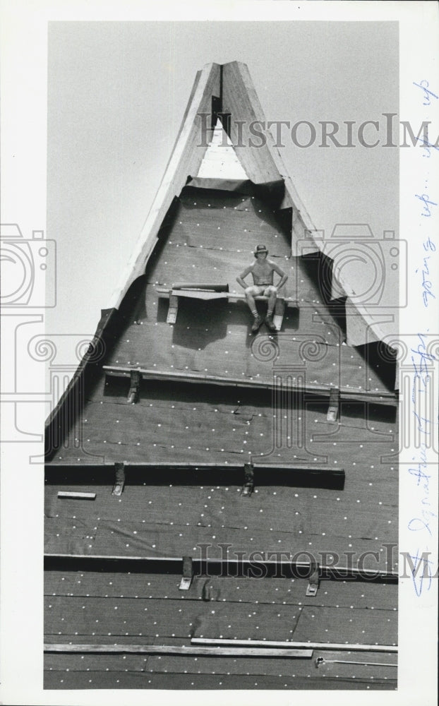 1981 Press Photo man takes a rest on top of St.Ignatius Catholic Church. - Historic Images