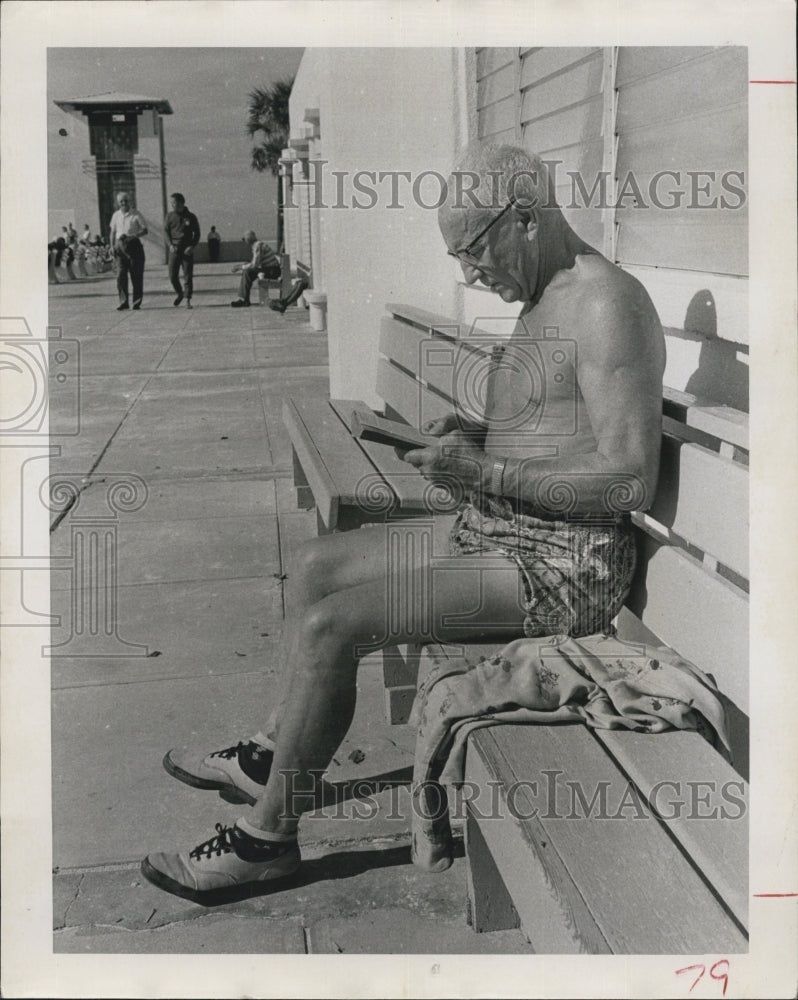 1961 Tourists Sarasota Lido Casino Warm Weather Cool Wind - Historic Images