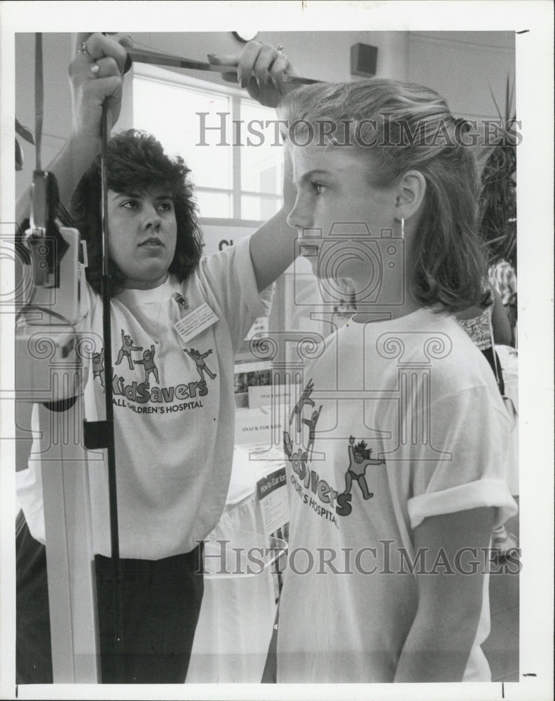 1989 Press Photo Children Sick Stuffed Animals Dolls Wealth Health Display - Historic Images