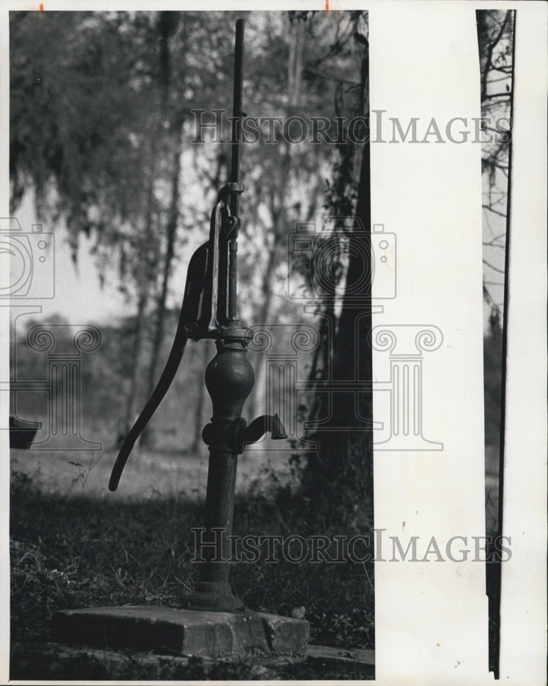 1975 A Old Water Pump - Historic Images