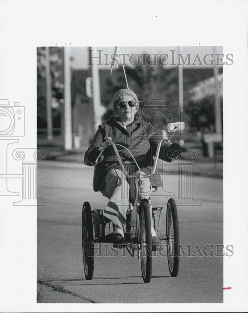 1985 Press Photo Elena Andretta dresses warmly as she rides her bike home. - Historic Images