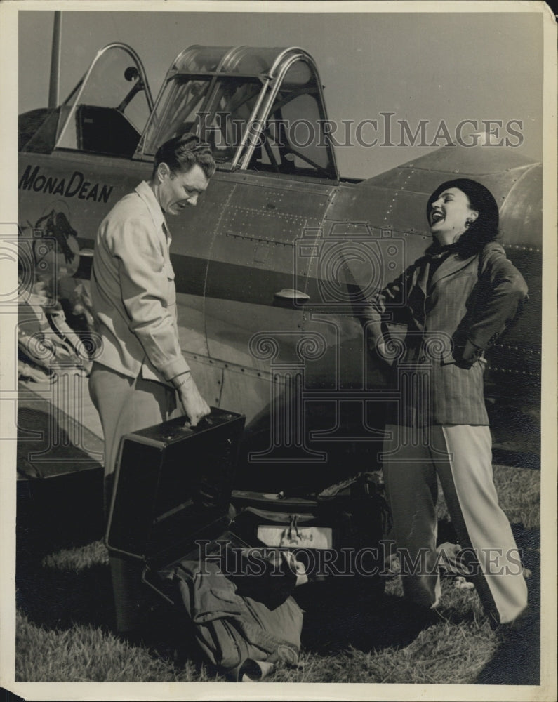 Press Photo Singer Mona Pautee and Dean Hall Cart Championship Car series. - Historic Images