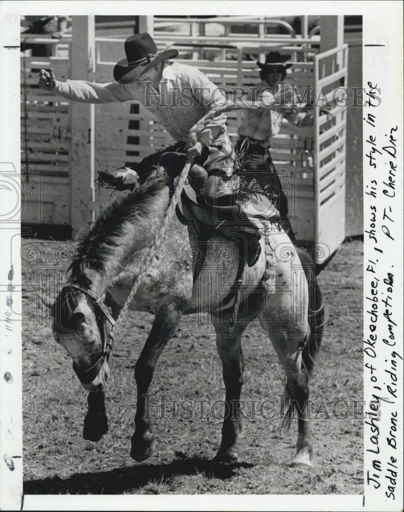 1986 Press Photo Jim Lashley of Okeecholee show his style in saddle bronc Riding - Historic Images