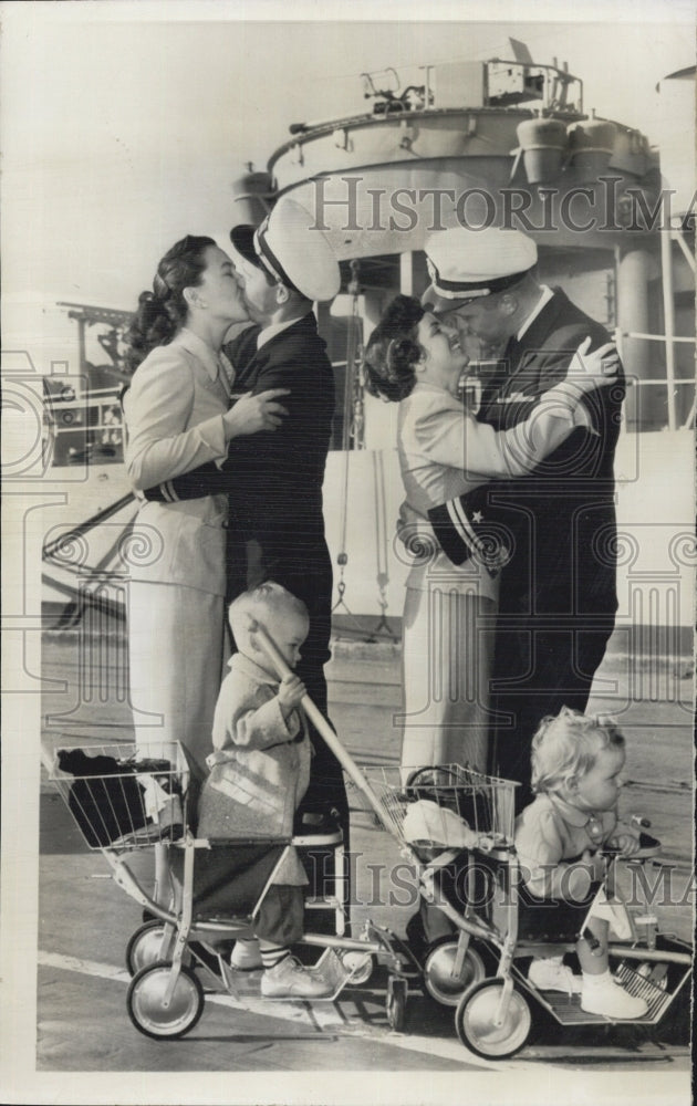 1962 Press Photo Welcome each other on the return of the men aboard the USS - Historic Images