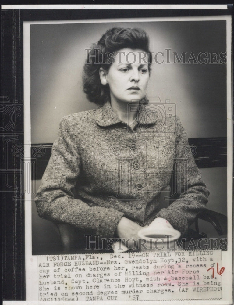 1959 Press Photo Mrs.Gwendolyn during trial rest during a recess of her trial. - Historic Images