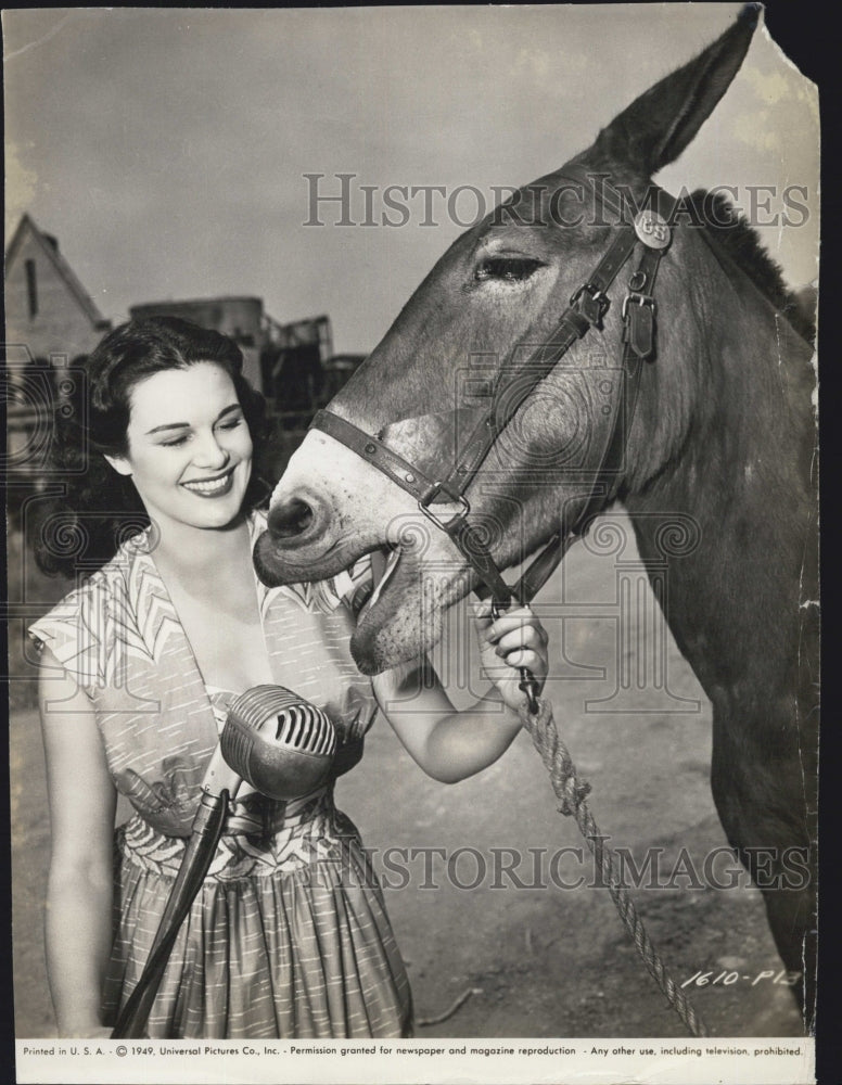 Press Photo Patricia Medina English actress from Liverpool, England. - Historic Images