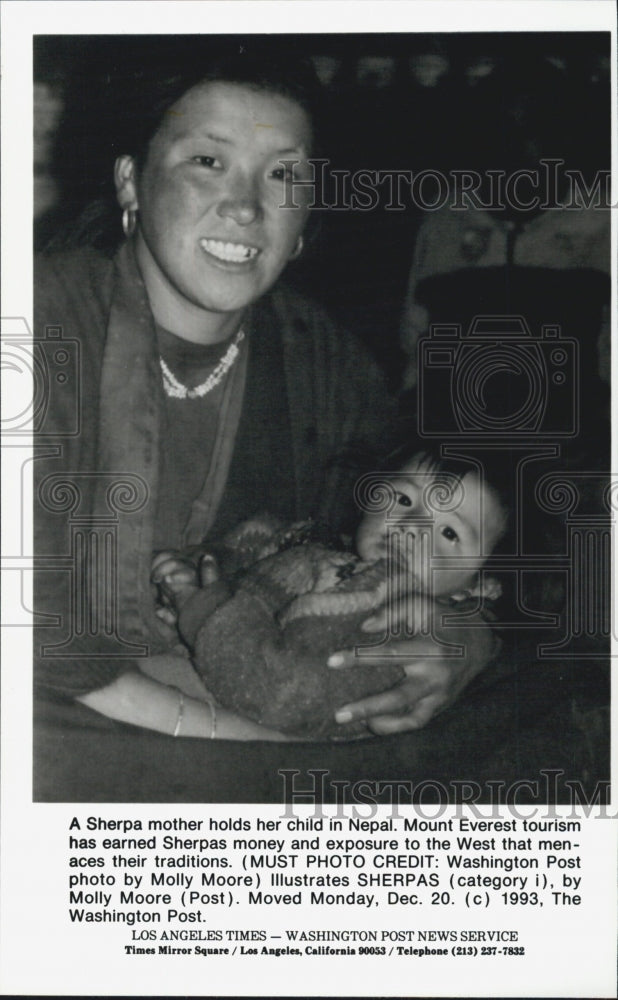 1993 Press Photo Sherpa Mother child Everest Nepal - Historic Images