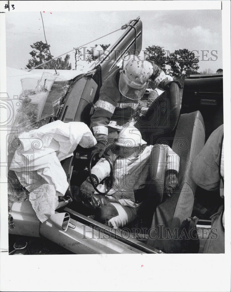 1987 Press Photo Capt Warren Erickson trapped by steering wheel. - Historic Images