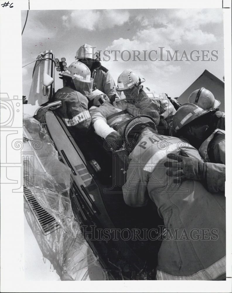 1987 Press Photo Largo training to remove accident victims from wrecked cars. - Historic Images