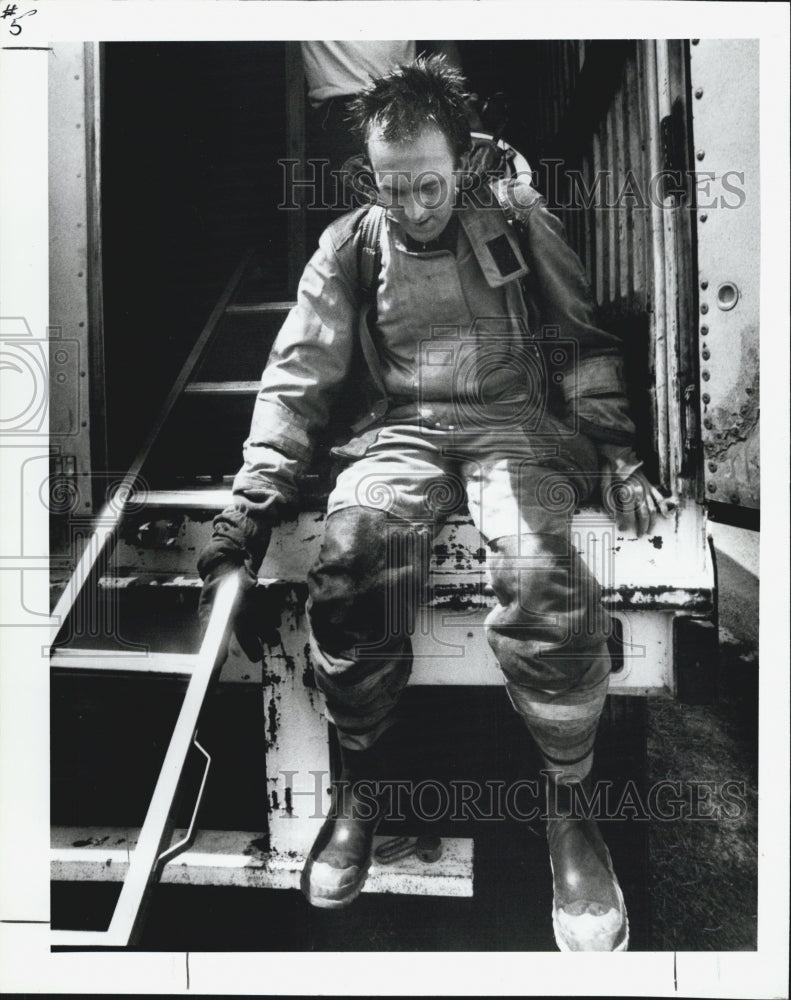 1988 Press Photo Reporter Stevan Allen Rests After Fire Department Exercise - Historic Images