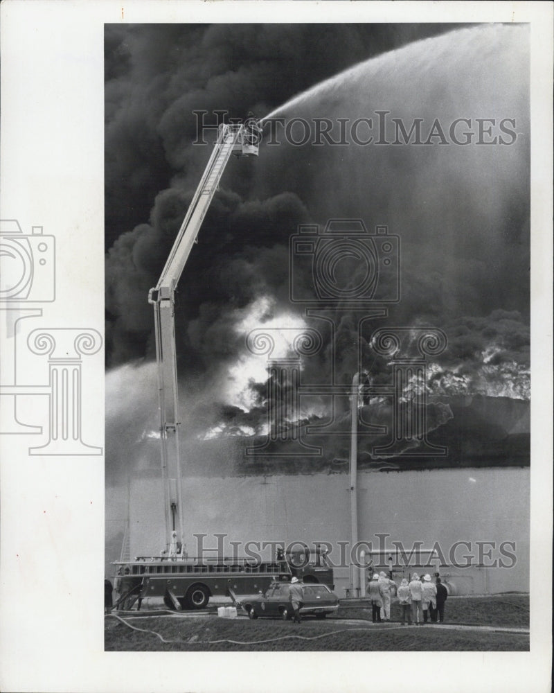 1971 Press Photo Fire Florida Power Corporation St. Petersburg Fire Truck Men - Historic Images