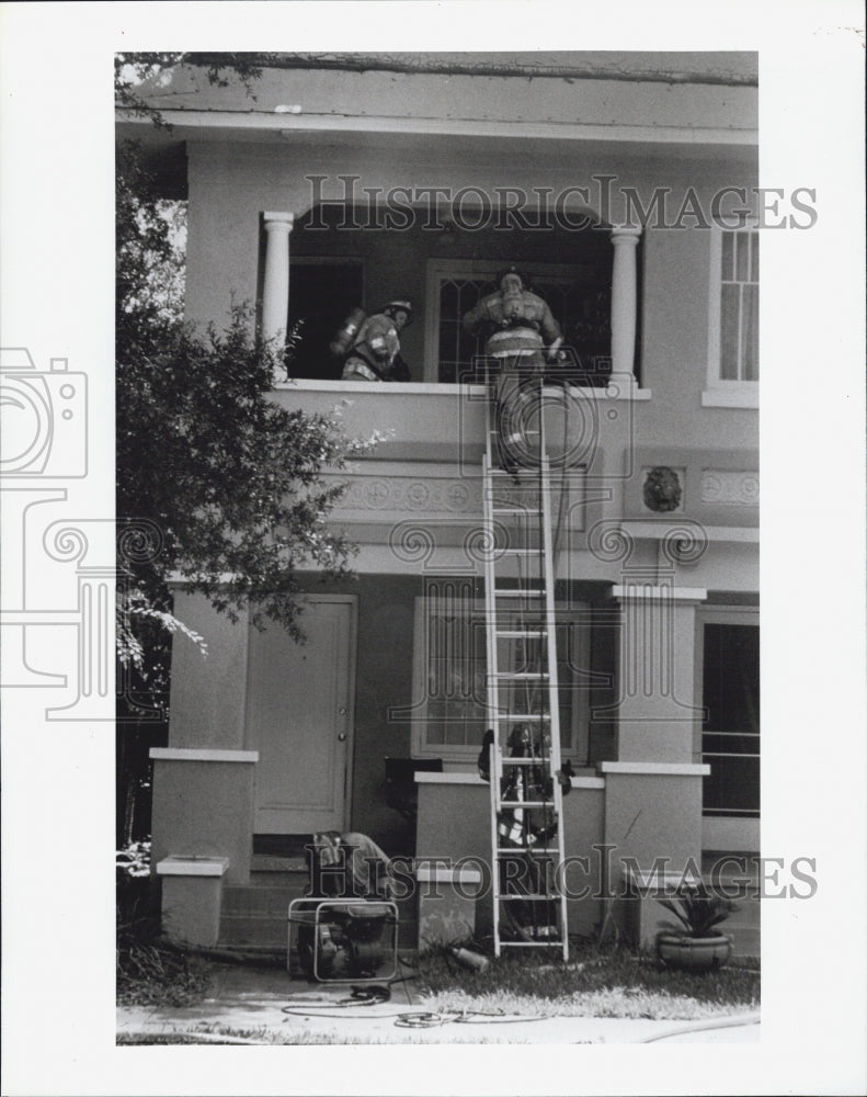 1990 Press Photo Tampa Firefighters Apartmen Fire - Historic Images