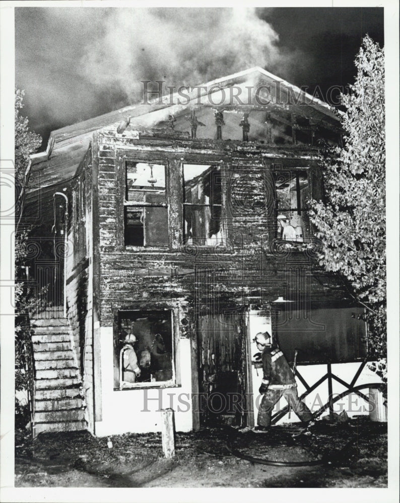 1987 Press Photo Fire gutted a wood-frame Tampa Apartment Building. - Historic Images