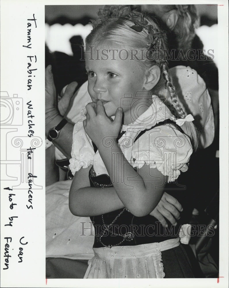 1981 Press Photo Tammy Fabian watches the dancer Oktoberfest festival. - Historic Images