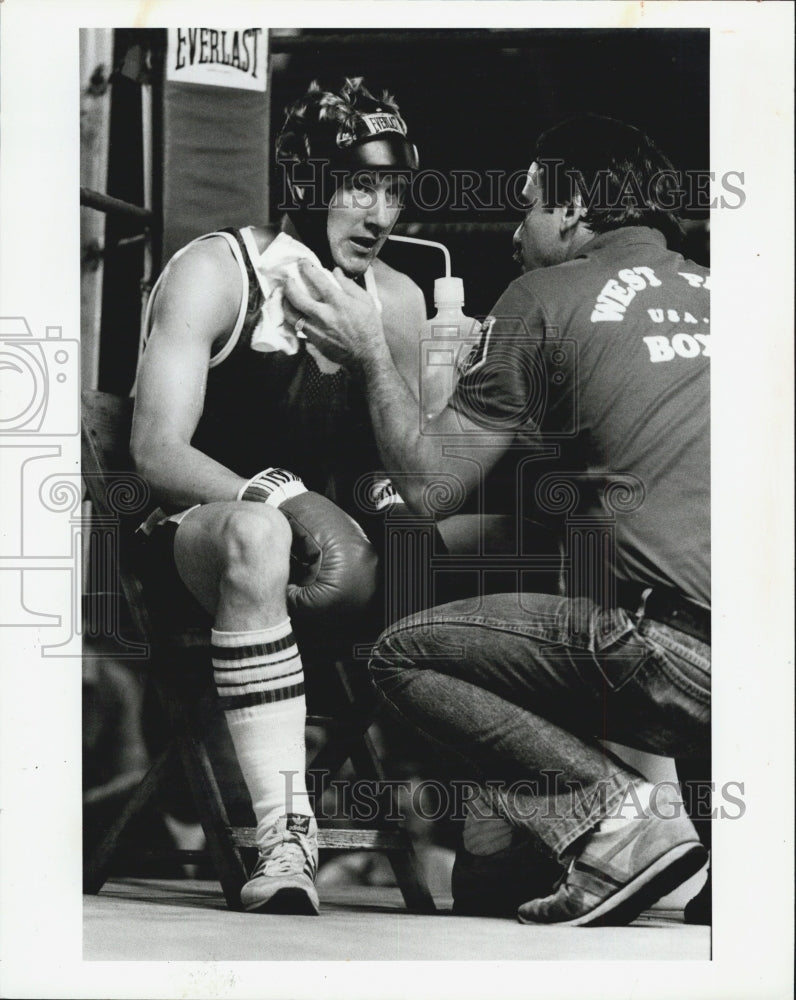 1983 Press Photo Tim Bennett gets refreshment with his coach between rounds. - Historic Images