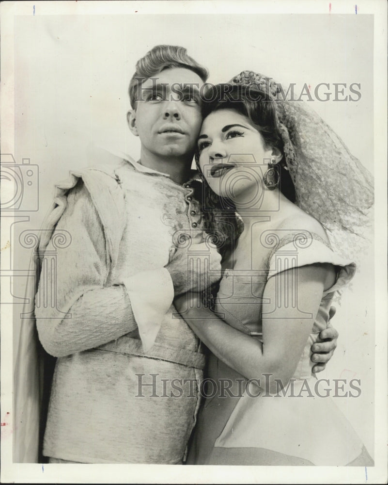 1963 Press Photo William Appel Carolyn Chrisman in &quot;Barber of Seville&quot; - Historic Images