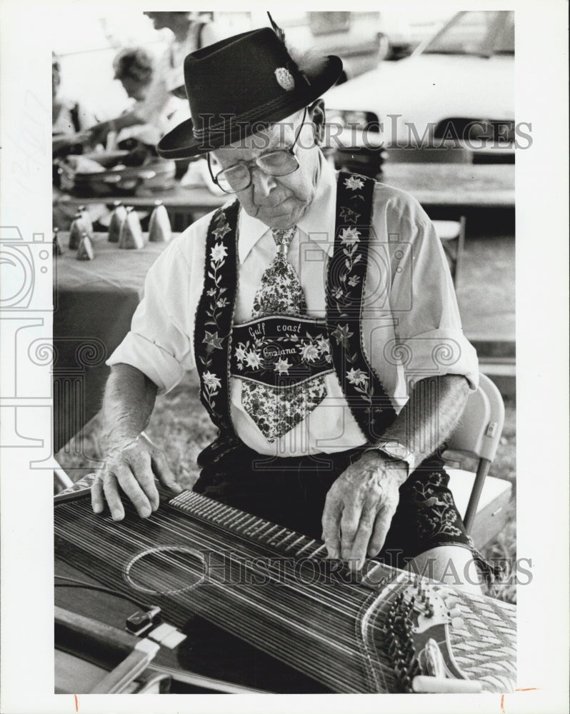 1985 Press Photo The man in the picture. - Historic Images