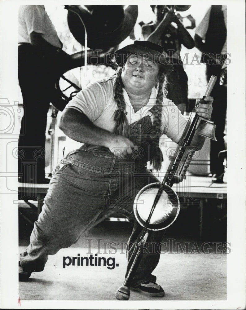 1982 Press Photo Dave Coombs is happy plays a strum fiddle at Boatyards Village&#39; - Historic Images