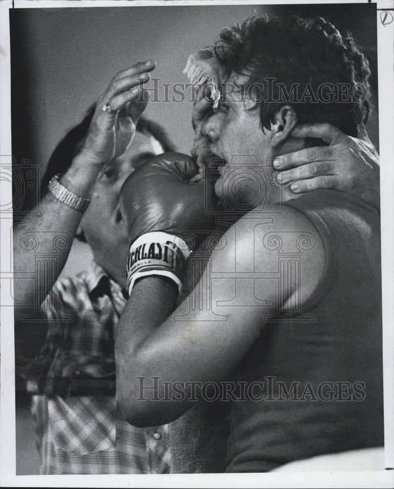 1984 Press Photo Steve Brown gets cuts near eyes tended by coach Ken Coeyman. - Historic Images