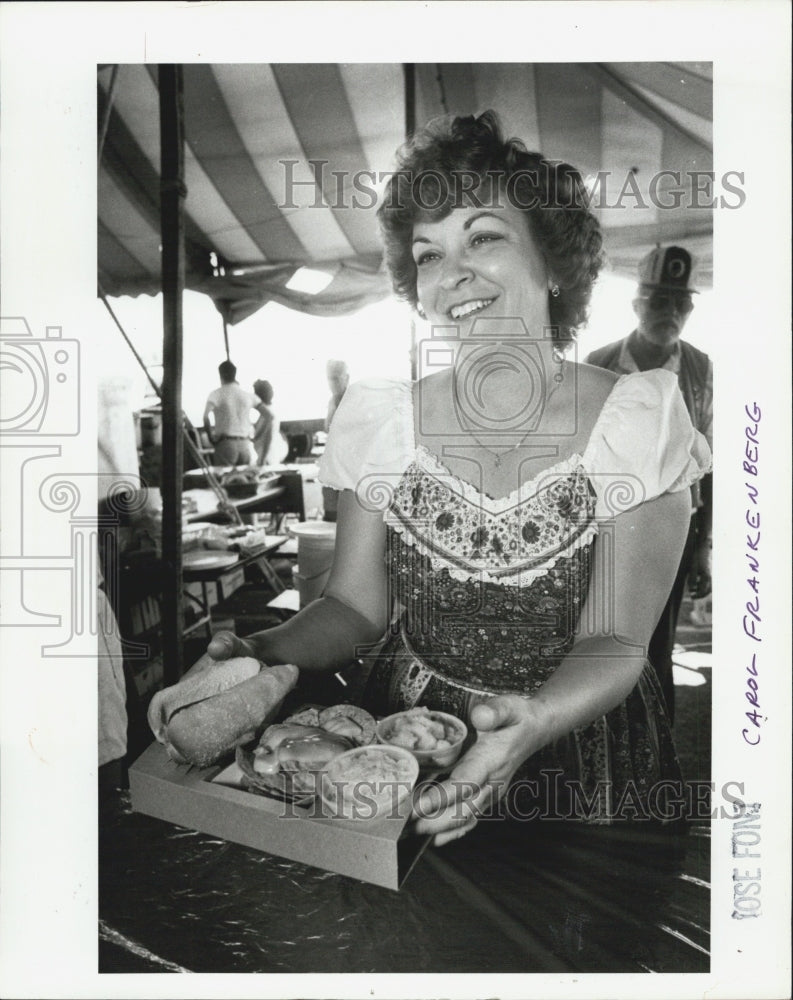 1984 Press Photo Carol Frankenberg serves at German Fair Oktoberfest. - Historic Images