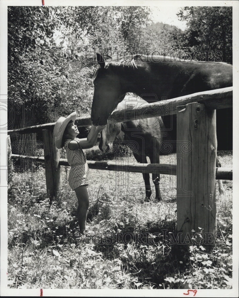 Press Photo Lisa Pastor pats a Horse at Walllowa Horse Ranch, La Grande. - Historic Images