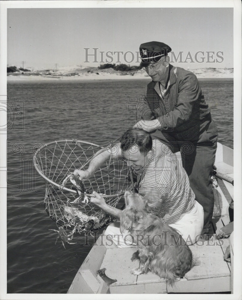 Press Photo Crab Fishing in Nehalem Bay on Oregon North Coast. - Historic Images