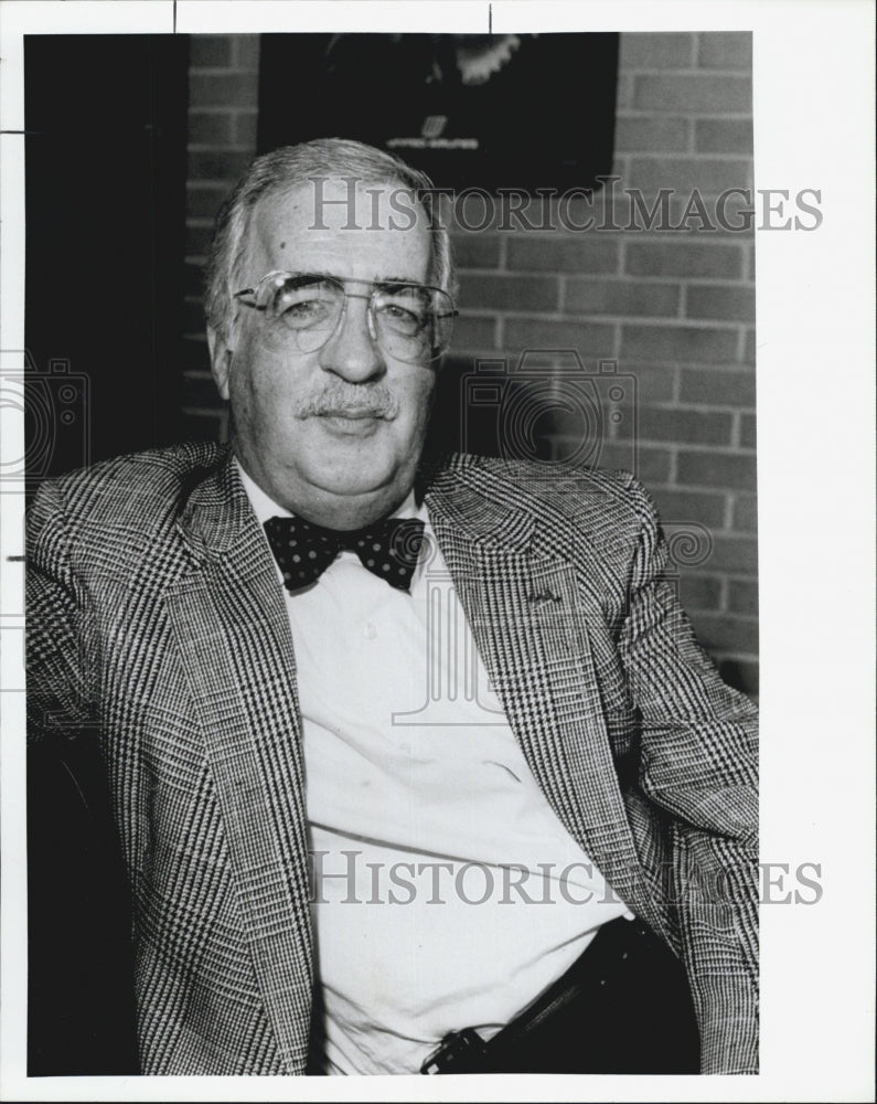 1990 Press Photo Dr.Anthony Reading the man in the picture. - Historic Images