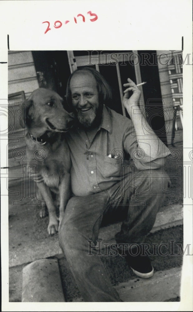 1986 Press Photo James Upshaw and his dog at Free house - Historic Images