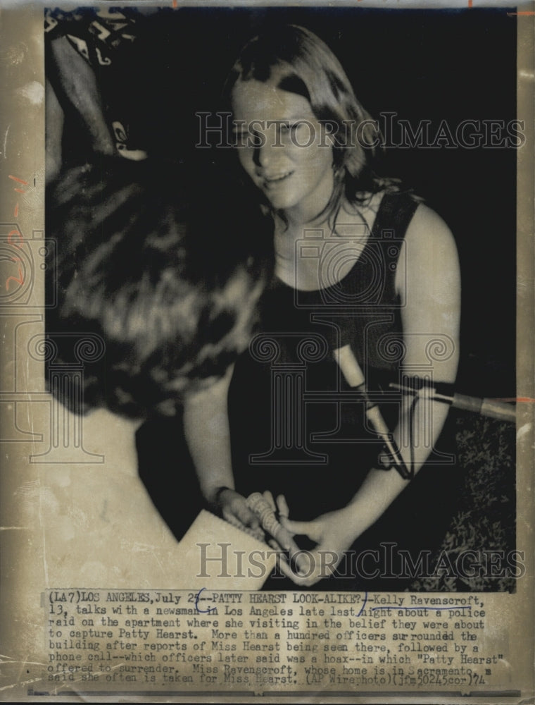 1974 Kelly Ravenscroft talks with the newsmen about the raid on the apartment where she - Historic Images