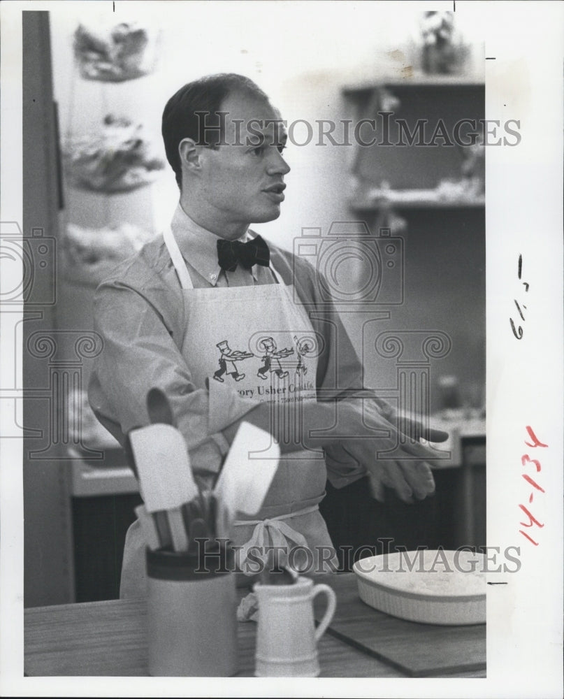 1984 Press Photo French Chef Gregory Usher Teaches Elegant Entertaining Class - Historic Images