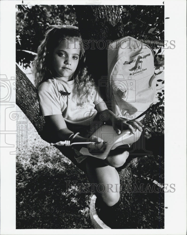 1990 Press Photo Marcella Rawlings And Her Pet Grasshopper Named Hoppy - Historic Images