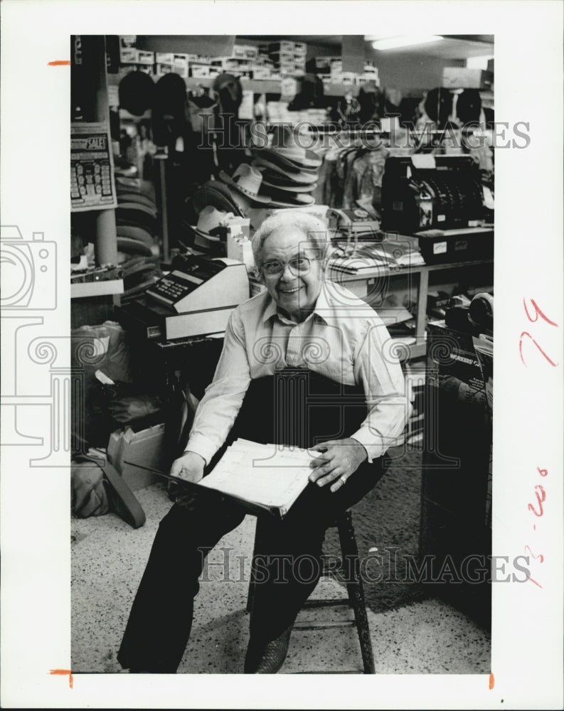 1984 Press Photo Leonard Rauch with his inventory in Clearwater. - Historic Images