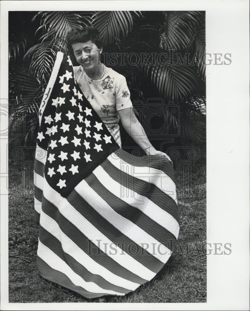 1975 Press Photo Mrs. Erma Beltz and her handmade American flag - RSG75549 - Historic Images