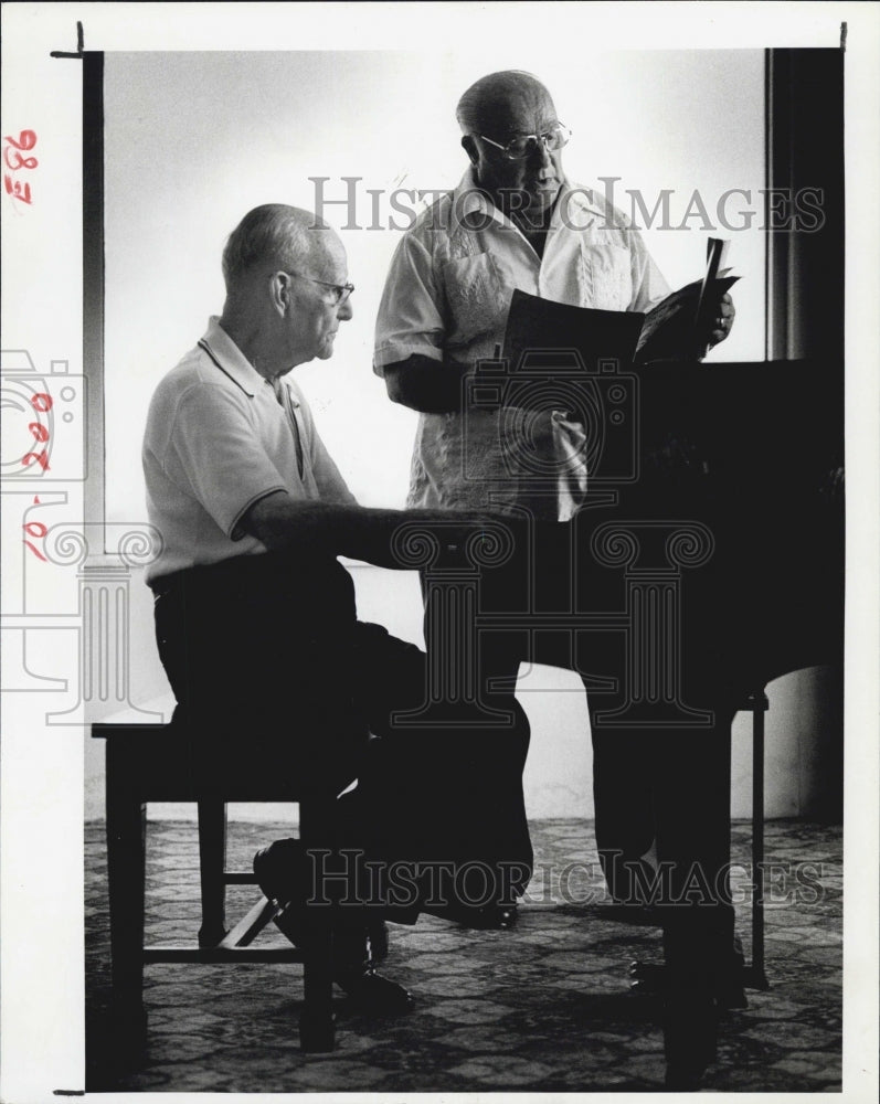 1981 Press Photo Mike Hallowich singing with his accompanist Gil Hayden - Historic Images