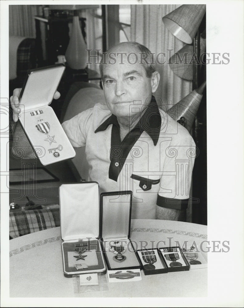 1986 Press Photo Tim Hallman and his medals - Historic Images