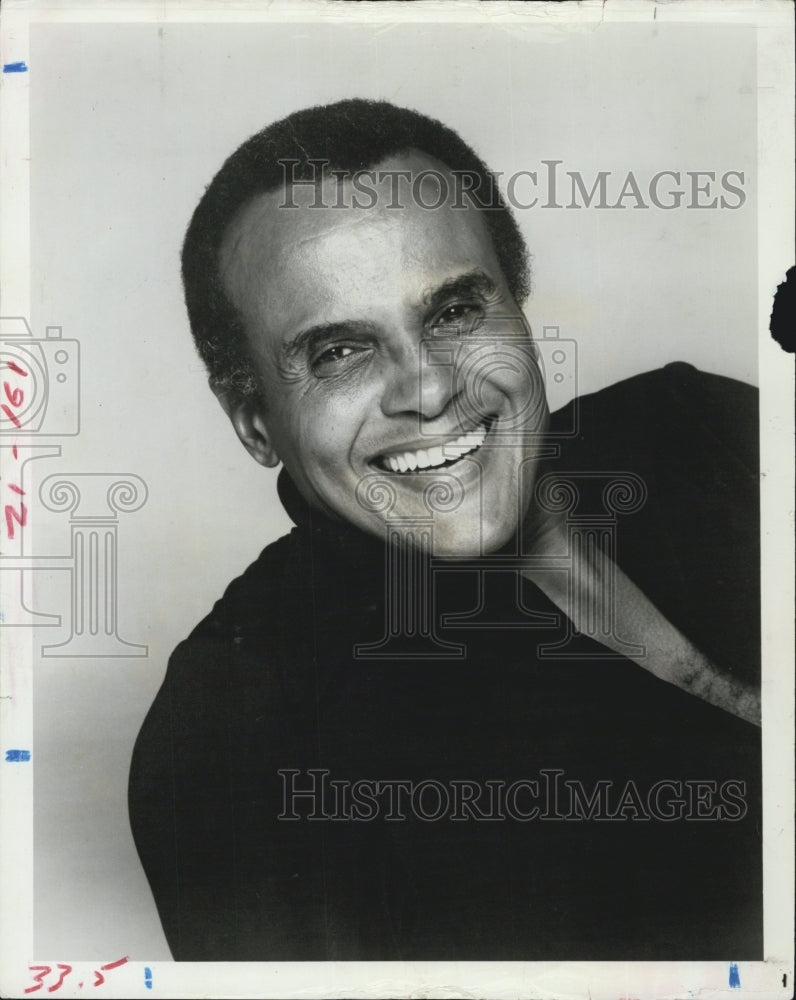 1985 Press Photo Actor-Musician Harry Belafonte in the 1980s. - Historic Images