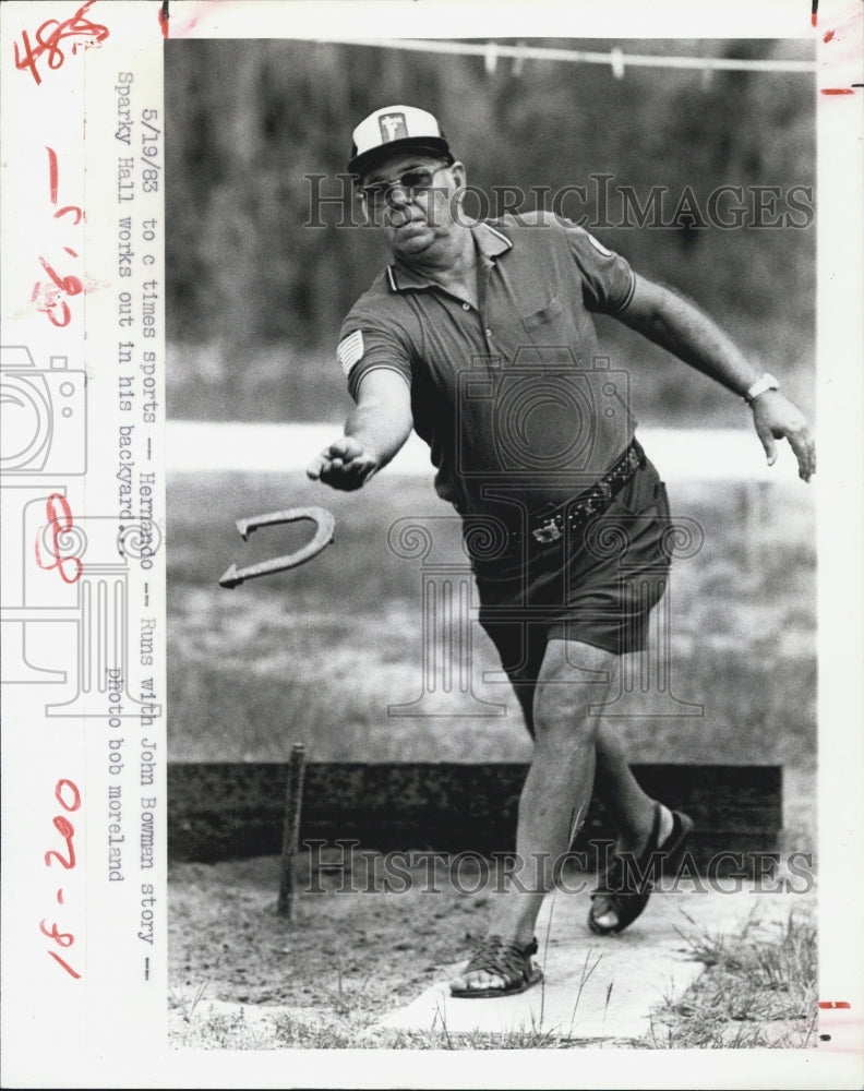 1983 Press Photo Sparky Hall pitching horseshoes - Historic Images