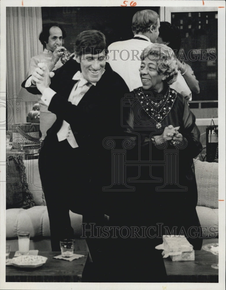 1975 Paul Benedict and Zara Cully in The Jeffersons - Historic Images