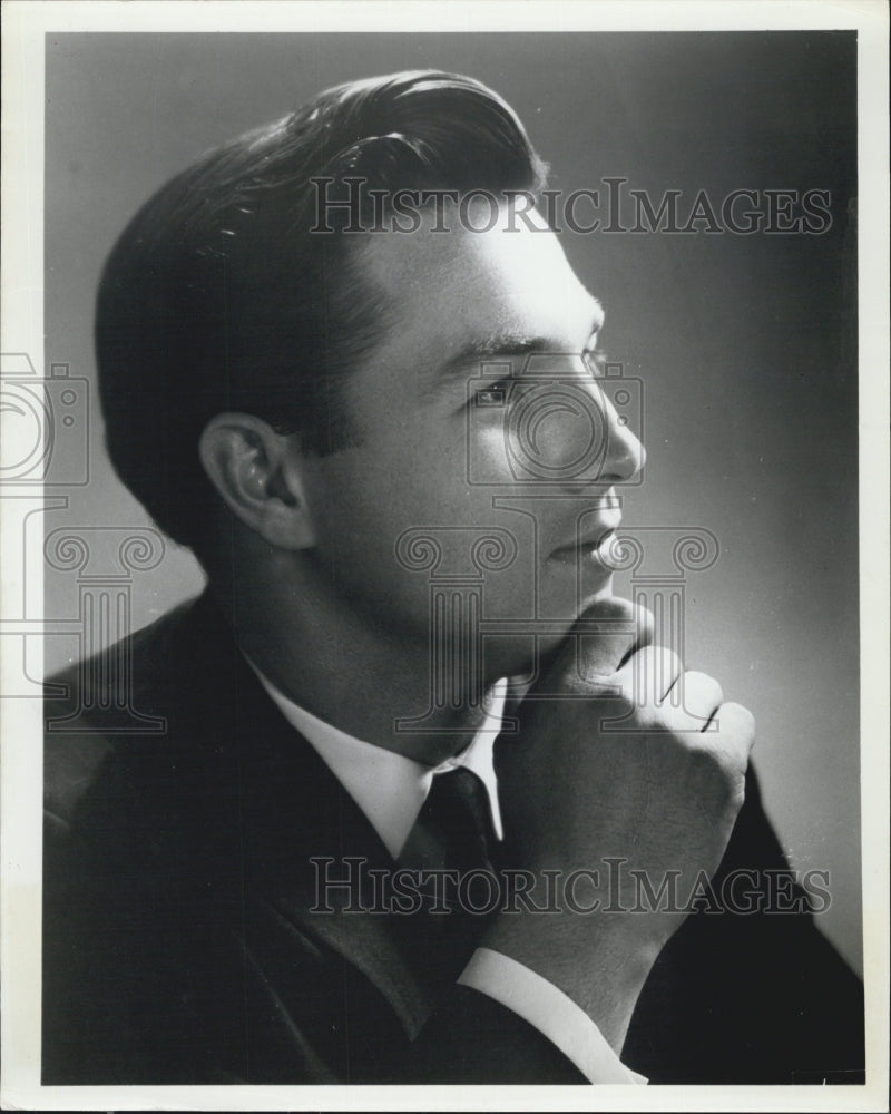 1966 Robert Bennett Sings For Metropolitan Opera National Company - Historic Images