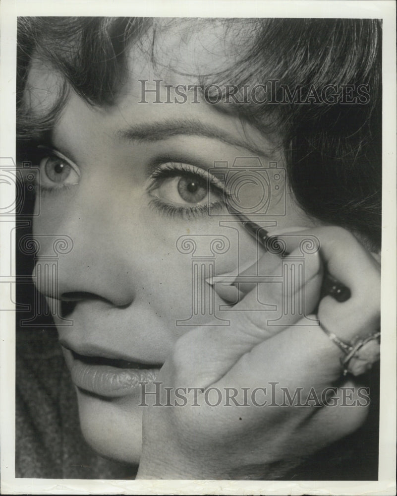 1969 Polly Bergen Eye Makeup - Historic Images